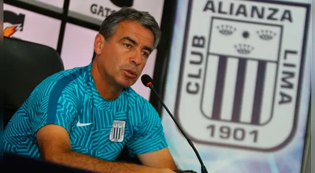 Pablo Bengoechea salió a dar una conferencia de prensa tras el empate ante Municipal.