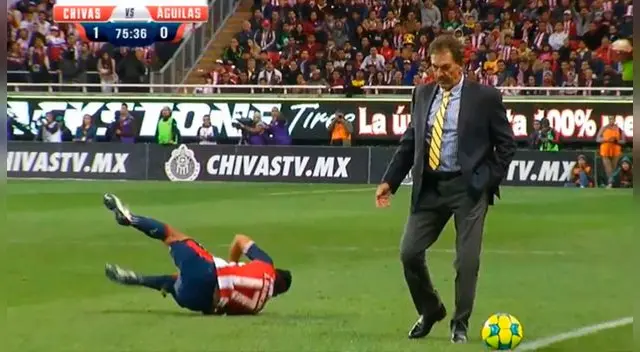 Ricardo La Volpe, DT del América, se metió a la cancha, le quitó el balón a jugador rival y se fue expulsado
