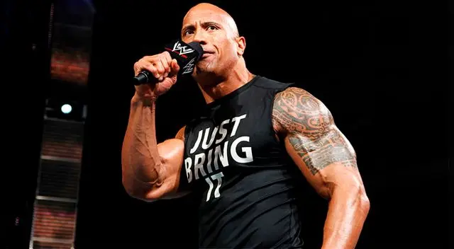 En WWE Raw, La Roca vuelve hoy lunes en California.