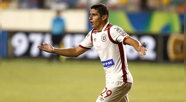 Aldo Corzo durante un partido con Universitario.