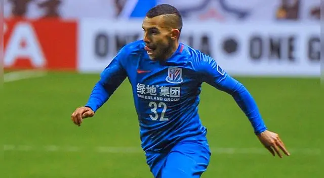 Carlos Tévez durante un partido del Shanghai Shenhua.