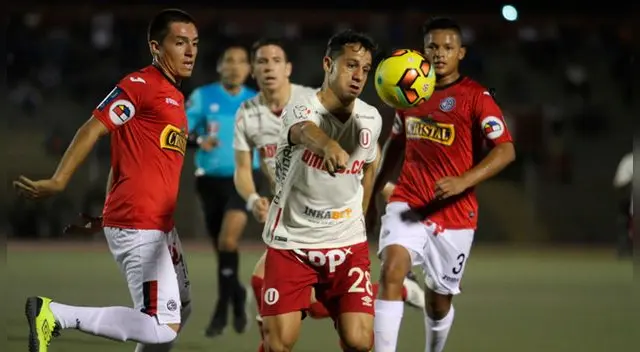 Diego Guastavino controla un balón ante la mirada de Aldair Perleche.