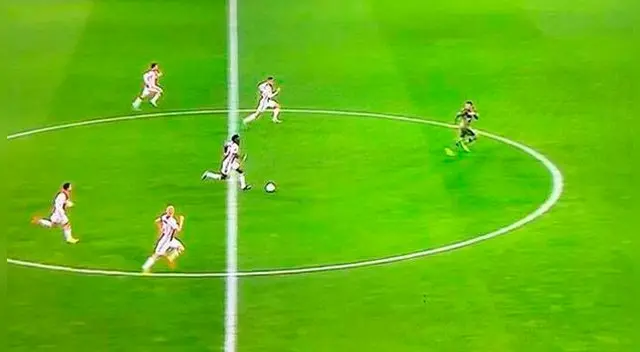 Ajax y la peor contra de la historia... ¡cinco jugadores no pudieron contra un defensa!