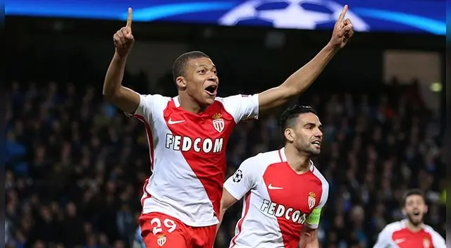 Kylian Mbappé celebra su gol al Manchester City en el Etihad Stadium.