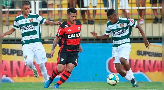 Miguel Trauco conduce el balón ante dos rivales del Madureira. Miguel Trauco conduce el balón ante dos rivales del Madureira.