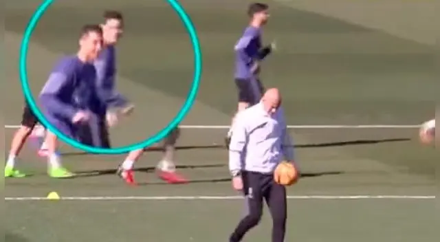 Zinedine Zidane, dominó el balón con soltura y sobriedad en el campo de entrenamiento de Chamartín.