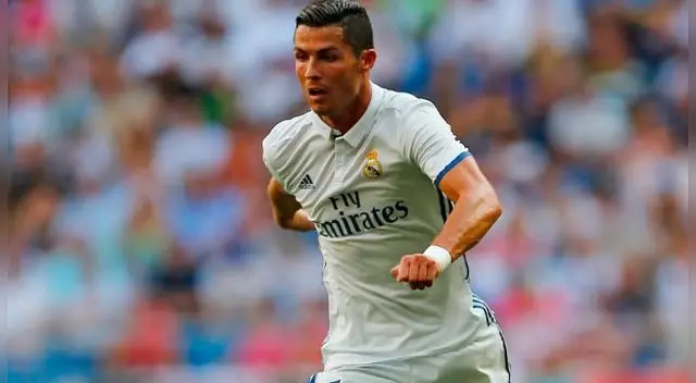 Cuando Cristiano Ronaldo se para frente a la pelota desde fuera del área, los arqueros tiemblan. Cuando Cristiano Ronaldo se para frente a la pelota desde fuera del área, los arqueros tiemblan.