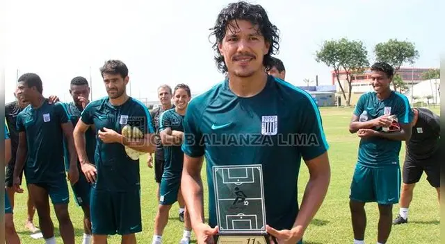 Óscar Vílchez posa al lado del trofeo a mejor jugador del 2016.