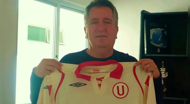 Jorge Vergara posa con la camiseta de Universitario.