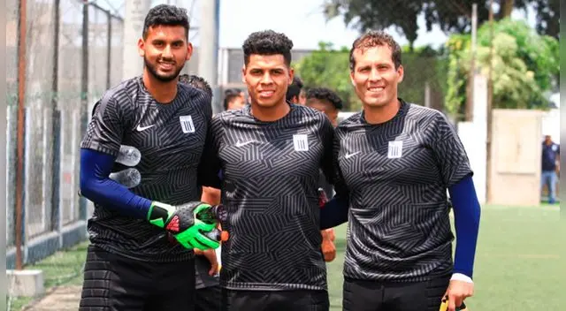 Leao Butrón posa junto a Daniel Prieto y Angelo Campos en una práctica de Alianza Lima.