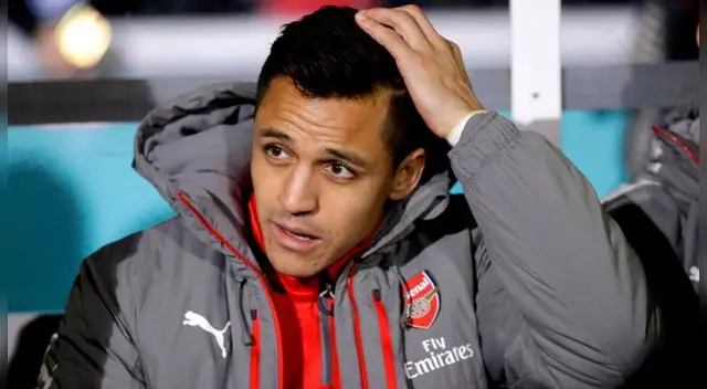 Alexis Sánchez se lamenta en el banco del Arsenal.