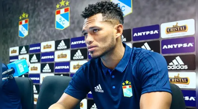 Rolando Blackburn durante su presentación en Sporting Cristal.