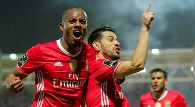 André Carrillo celebra el gol del Benfica con Pizzi. André Carrillo celebra el gol del Benfica con Pizzi.