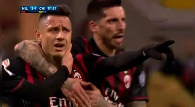 Gianluca Lapadula celebra su gol con José Sosa.