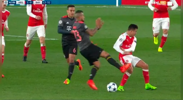 En el Arsenal vs. Bayern Munich, Arturo Vidal le metió una brutal falta a Alexis Sánchez. En el Arsenal vs. Bayern Munich, Arturo Vidal le metió una brutal falta a Alexis Sánchez.