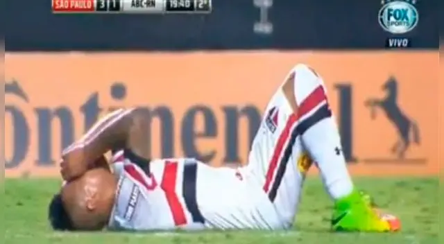 Christian Cueva se duele de su lesión. Christian Cueva se duele de su lesión.