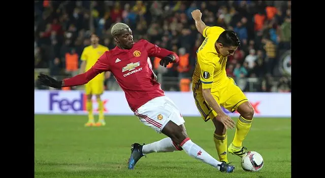 Paul Pogba disputa un balón con el ecuatoriano Christian Noboa.