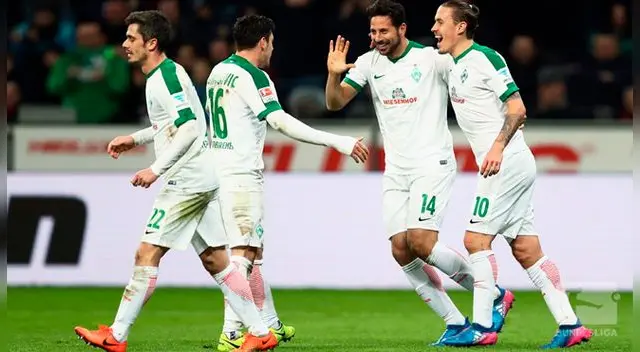 Claudio Pizarro celebra con sus compañeros del Werder Bremen su gol al Bayer Leverkusen. Claudio Pizarro celebra con sus compañeros del Werder Bremen su gol al Bayer Leverkusen.