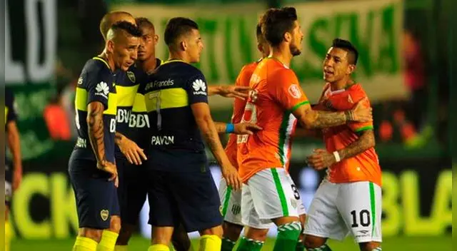Brian Sarmiento increpa a Ricardo Centurión durante el Banfield-Boca Juniors.