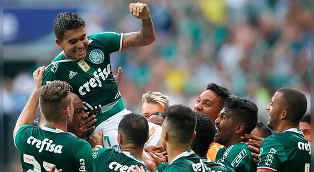 Dudú celebra su gol al Sao Paulo con sus compañeros del Palmeiras. Dudú celebra su gol al Sao Paulo con sus compañeros del Palmeiras.