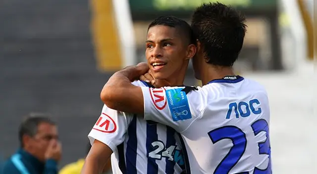 Kevin Quevedo celebra su primer gol a Juan Aurich con Luis Garro. Kevin Quevedo celebra su primer gol a Juan Aurich con Luis Garro.
