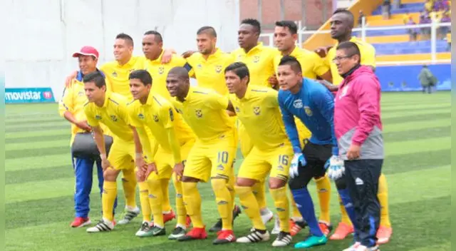 El equipo de Comerciantes Unidos en un partido del Torneo de Verano.