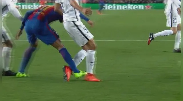 Agresión de Neymar a Marquinhos por detrás. Aunque fue amonestado, PSG afirma que debió ser roja. 