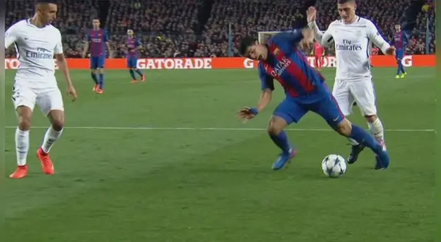 Luis Suárez simula un penal. Siente un leve contacto de Verratti y el árbitro no compra. Le sacó amarilla. Al final se salió con la suya. 