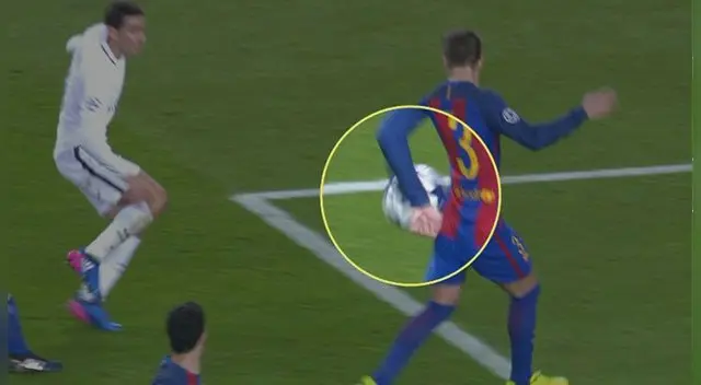 Mano de Piqué tras centro de Di María. PSG interpreta un posible penal. 