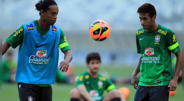 Ronaldinho vs. Neymar: espectacular duelo con sus mejores sombreros | VIDEO Ronaldinho vs. Neymar: espectacular duelo con sus mejores sombreros | VIDEO