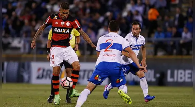 Paolo Guerrero controla un balón ante la mirada de Lanaro y Fuenzalida.