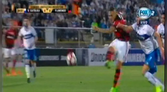 Paolo Guerrero remata el balón que finalmente chocaría en el palo. Paolo Guerrero remata el balón que finalmente chocaría en el palo.
