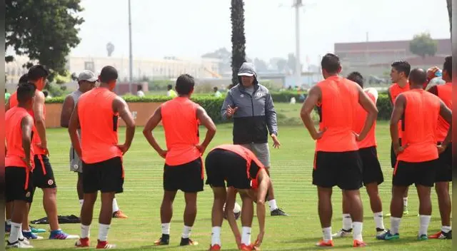 Universitario volvió a los entrenamientos con Javier Chirinos a la cabeza Universitario volvió a los entrenamientos con Javier Chirinos a la cabeza