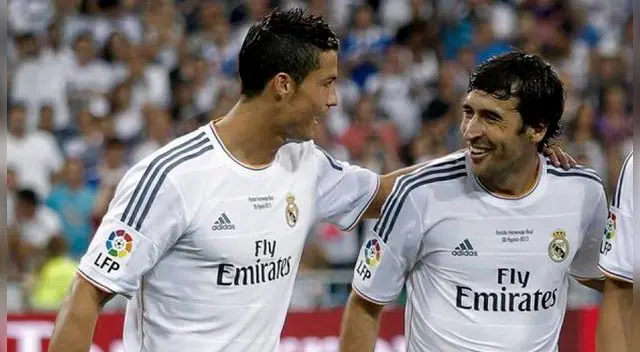 Cristiano Ronaldo y Raúl durante un amistoso del Real Madrid en 2013.