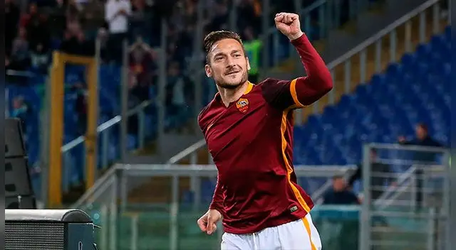 Francesco Totti celebra un gol con AS Roma. Francesco Totti celebra un gol con AS Roma.