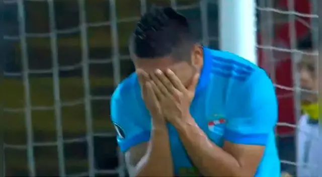 Joel Sánchez se lamenta de su gol fallado con Sporting Cristal.