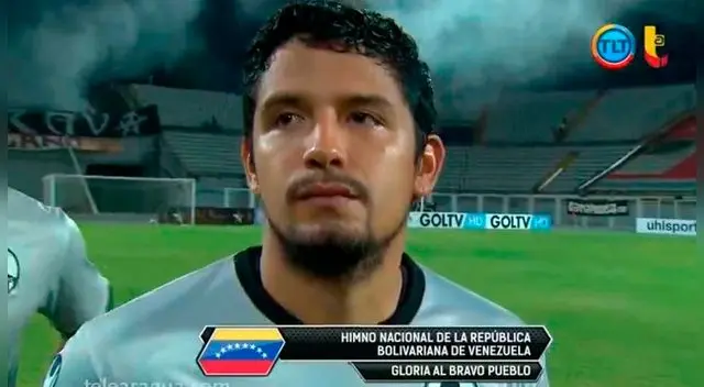Reimond Manco durante la entonación del himno de Venezuela antes de un partido del Zamora. Reimond Manco durante la entonación del himno de Venezuela antes de un partido del Zamora.