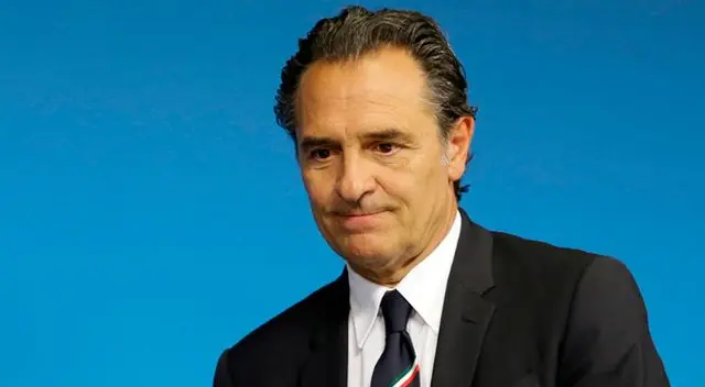 Cesare Prandelli antes de una conferencia de prensa con Italia en el Mundial 2014. Cesare Prandelli antes de una conferencia de prensa con Italia en el Mundial 2014.