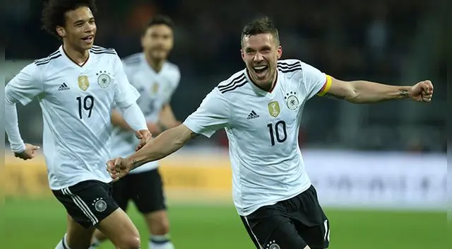 Lukas Podolski celebra su golazo a Inglaterra.