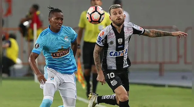 Pedro Aquino disputa un balón con Lucas Lima en el Cristal-Santos por la Copa Libertadores.