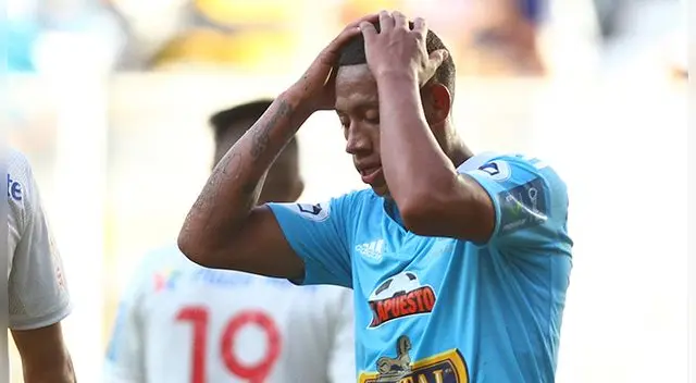 Ray Sandoval se lamenta de una ocasión fallada en un clásico Cristal-Universitario.