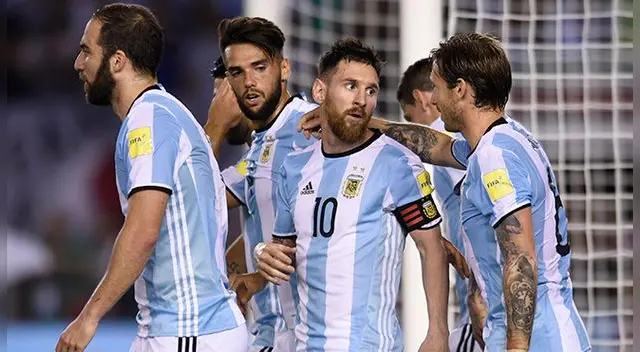 Lionel Messi celebra el gol de Argentina con sus compañeros. Lionel Messi celebra el gol de Argentina con sus compañeros.