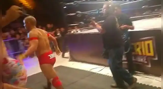 Conocido luchador nacional le tocó las nalgas a Claudia Serpa en evento de IMPERIO Lucha Libre Conocido luchador nacional le tocó las nalgas a Claudia Serpa en evento de IMPERIO Lucha Libre