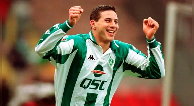 Claudio Pizarro celebra un gol con el Werder Bremen.