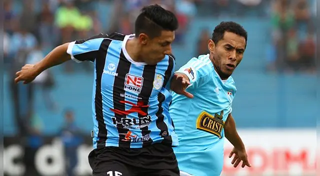 Brian Sarmiento disputa un balón con Carlos Lobatón en el Alberto Gallardo.