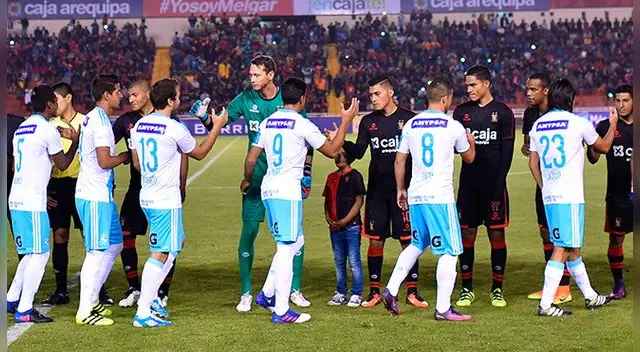 Sporting Cristal y Melgar durante el saludo de jugadores en el Monumental de la UNSA. Sporting Cristal y Melgar durante el saludo de jugadores en el Monumental de la UNSA.
