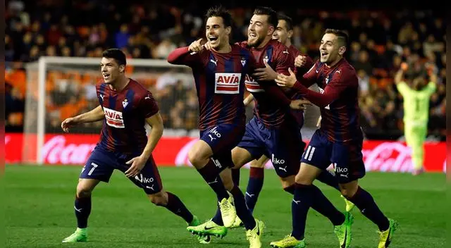 Eibar celebra su triunfo ante Valencia en Mestalla. Eibar celebra su triunfo ante Valencia en Mestalla.