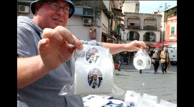 Hincha de Napoli con el papel higiénico con la cara de Gonzalo Higuaín.