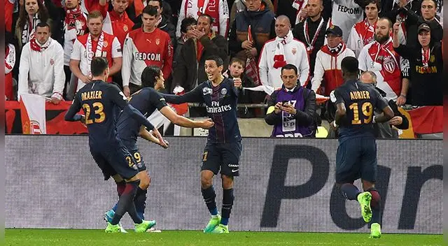 Ángel di María celebra su gol con el PSG ante la desazón de los hinchas del Mónaco.