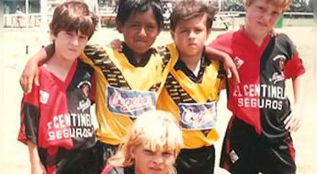 Lionel Messi posa al lado de sus compañeros y rivales en la Copa de la Amistad 1997. Lionel Messi posa al lado de sus compañeros y rivales en la Copa de la Amistad 1997.